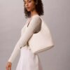 Bolso holgado con textura granulada