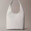 Bolso mediano holgado con textura granulada