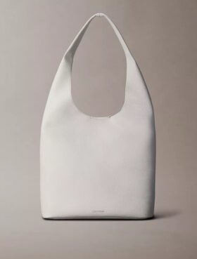 Bolso mediano holgado con textura granulada
