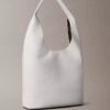 Bolso mediano holgado con textura granulada