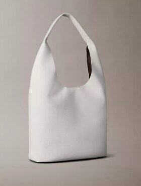 Bolso mediano holgado con textura granulada