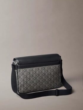 Bolso mensajero con emblema jacquard