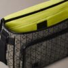Bolso mensajero con emblema jacquard