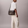 Bolso mensajero con emblema jacquard