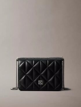 Bolso mini con cadena y logotipo acolchado