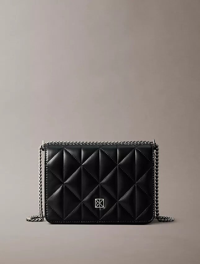 Bolso mini con cadena y logotipo acolchado Bolso mini con cadena y logotipo acolchado