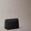 Bolso mini con cadena y logotipo acolchado Bolso mini con cadena y logotipo acolchado