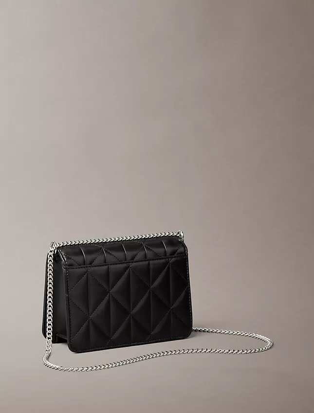 Bolso mini con cadena y logotipo acolchado Bolso mini con cadena y logotipo acolchado