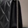 Bolso mini con cadena y logotipo acolchado Bolso mini con cadena y logotipo acolchado