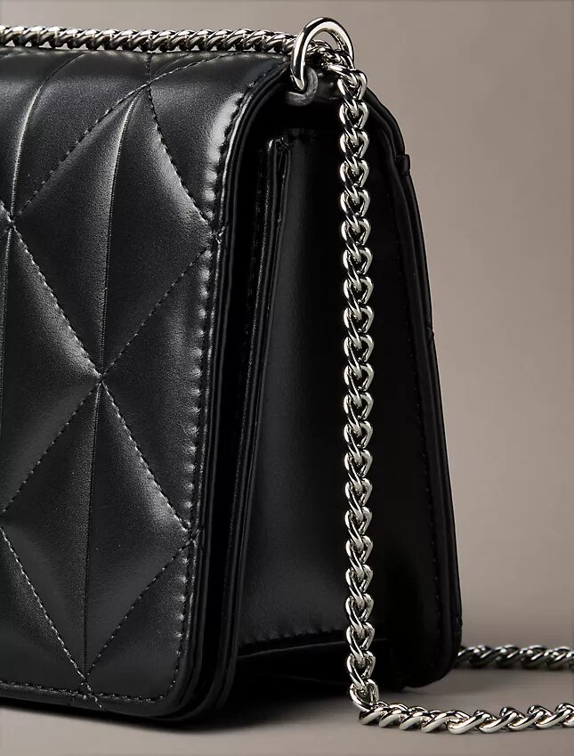 Bolso mini con cadena y logotipo acolchado Bolso mini con cadena y logotipo acolchado