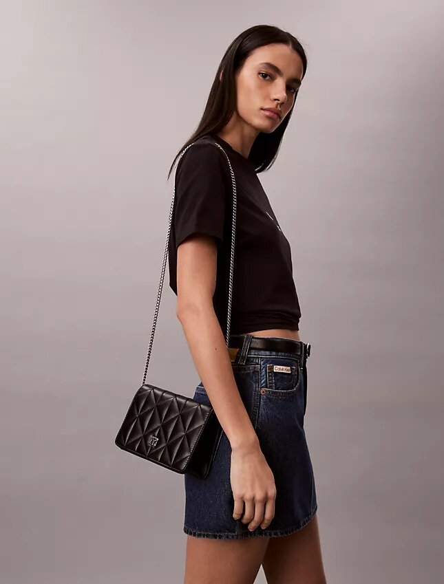 Bolso mini con cadena y logotipo acolchado Bolso mini con cadena y logotipo acolchado