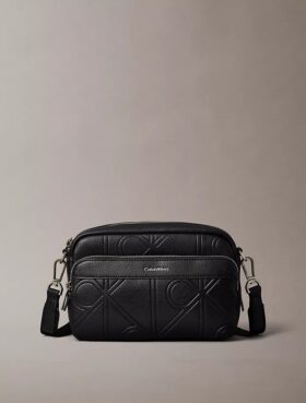Bolso para cámara con logotipo en relieve por toda la superficie