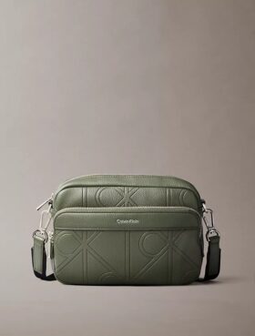 Bolso para cámara con logotipo en relieve por toda la superficie