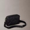 Bolso para cámara con logotipo en relieve por toda la superficie