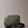 Bolso para cámara con logotipo en relieve por toda la superficie