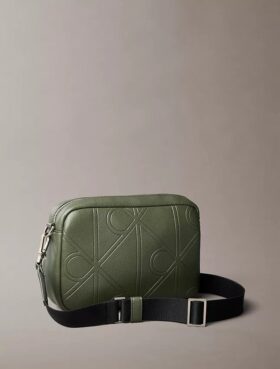Bolso para cámara con logotipo en relieve por toda la superficie