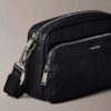 Bolso para cámara con logotipo en relieve por toda la superficie