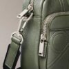 Bolso para cámara con logotipo en relieve por toda la superficie