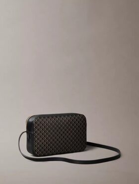 Bolso para cámara con logotipo en todo el diseño