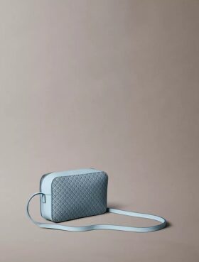 Bolso para cámara con logotipo en todo el diseño