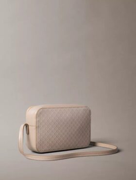 Bolso para cámara con logotipo en todo el diseño