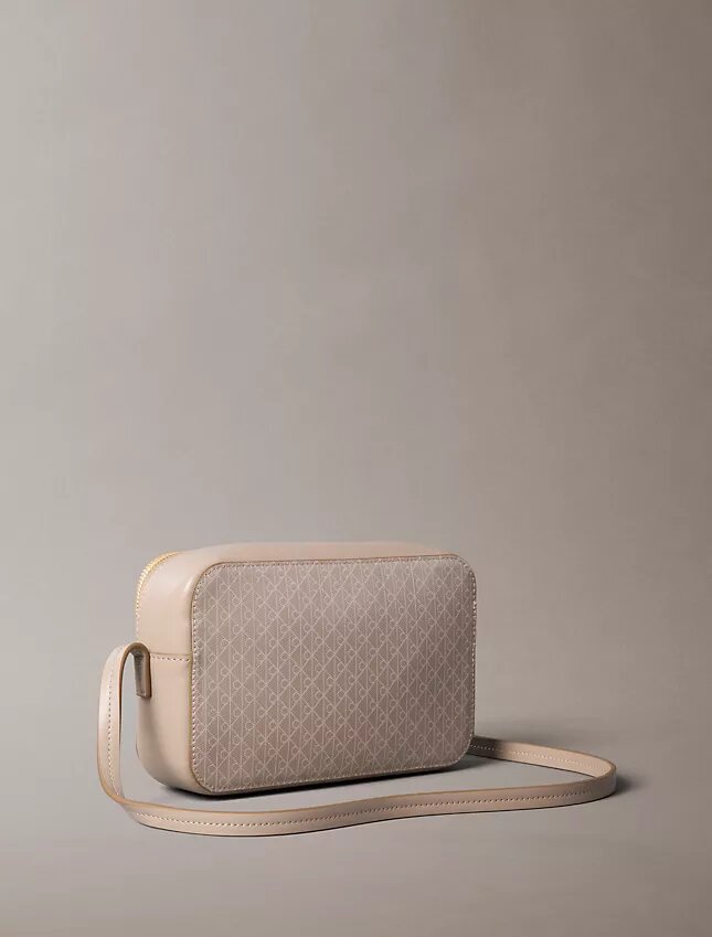 Bolso para cámara con logotipo en todo el diseño Bolso para cámara con logotipo en todo el diseño
