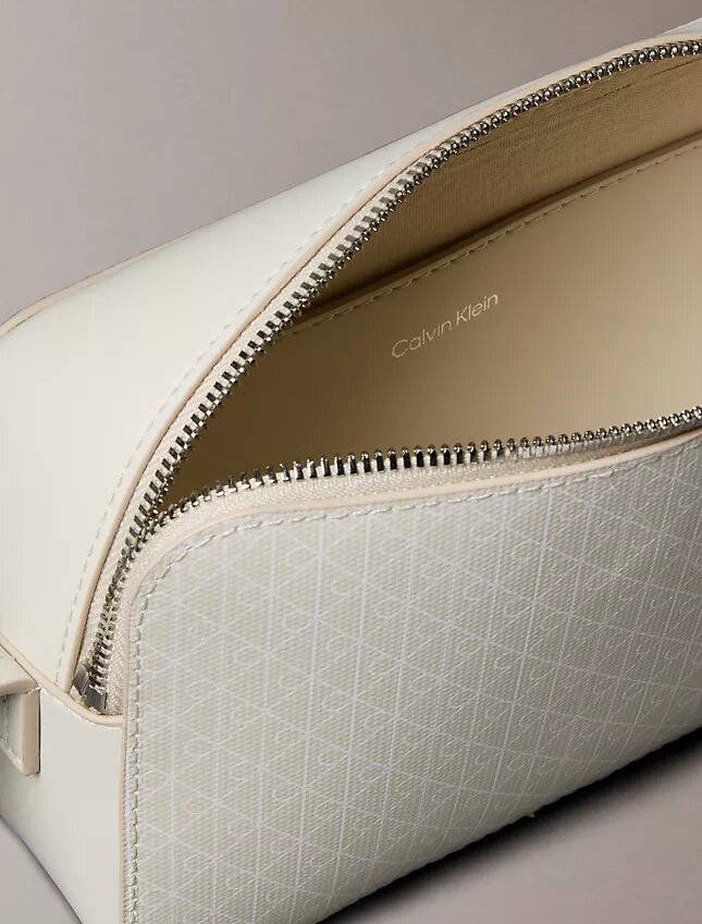 Bolso para cámara con logotipo en todo el diseño Bolso para cámara con logotipo en todo el diseño