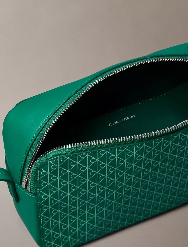 Bolso para cámara con logotipo en todo el diseño Bolso para cámara con logotipo en todo el diseño