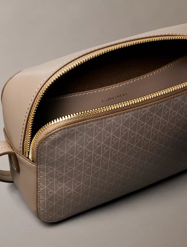 Bolso para cámara con logotipo en todo el diseño Bolso para cámara con logotipo en todo el diseño