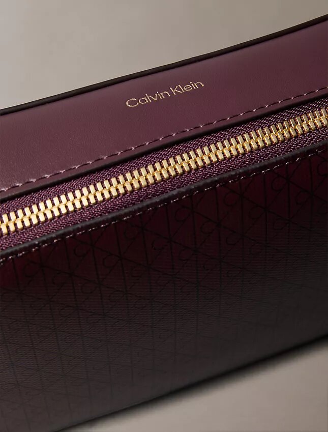 Bolso para cámara con logotipo en todo el diseño Bolso para cámara con logotipo en todo el diseño