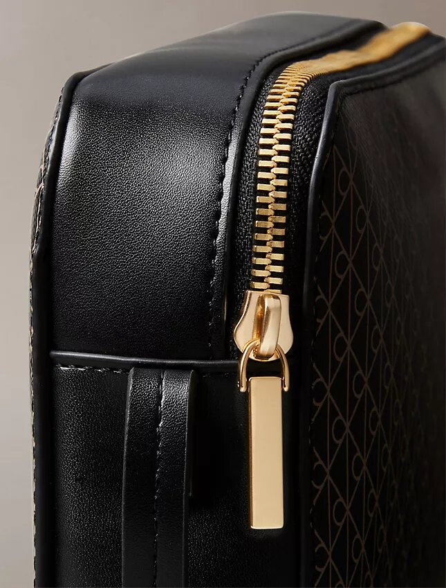 Bolso para cámara con logotipo en todo el diseño Bolso para cámara con logotipo en todo el diseño