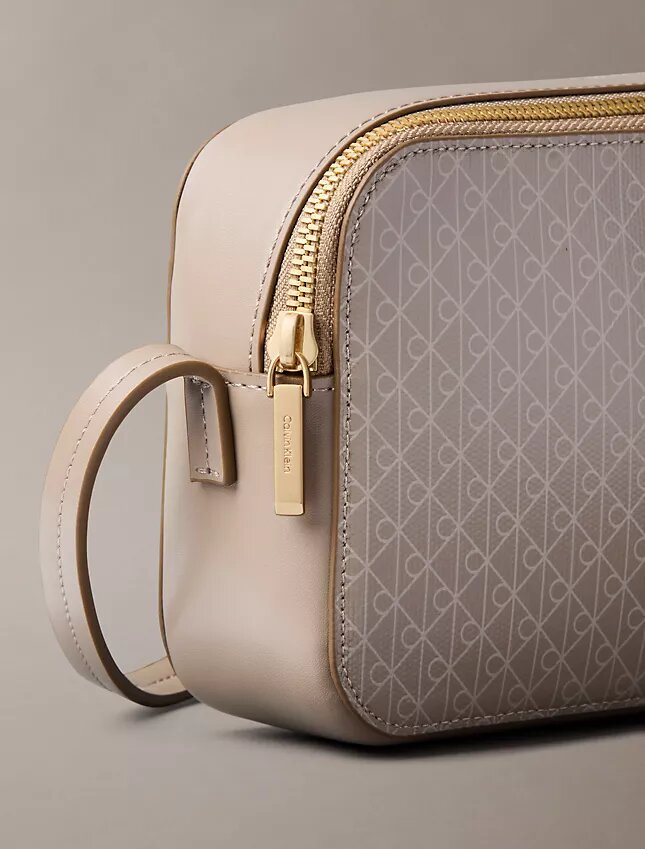 Bolso para cámara con logotipo en todo el diseño Bolso para cámara con logotipo en todo el diseño