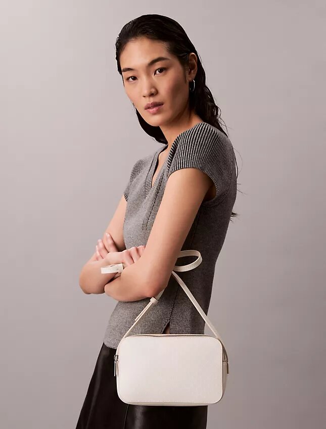 Bolso para cámara con logotipo en todo el diseño Bolso para cámara con logotipo en todo el diseño
