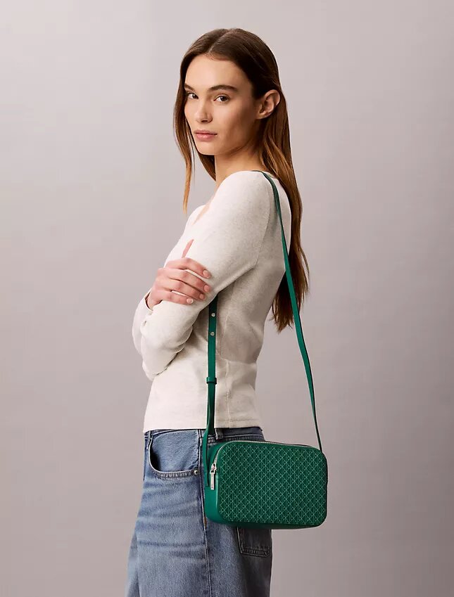 Bolso para cámara con logotipo en todo el diseño Bolso para cámara con logotipo en todo el diseño