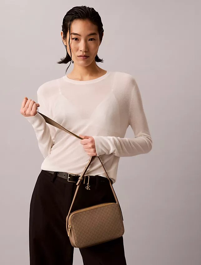 Bolso para cámara con logotipo en todo el diseño Bolso para cámara con logotipo en todo el diseño