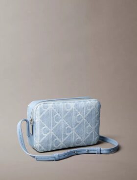 Bolso para cámara de Denim con logotipo en todo el diseño