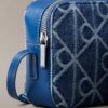 Bolso para cámara de Denim con logotipo en todo el diseño Bolso para cámara de Denim con logotipo en todo el diseño