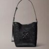 Bolso tipo cubo con emblema de malla Bolso tipo cubo con emblema de malla