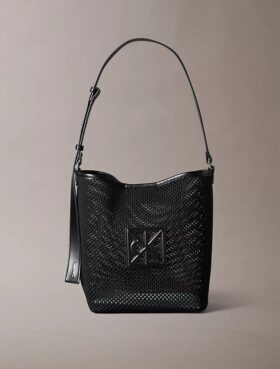 Bolso tipo cubo con emblema de malla