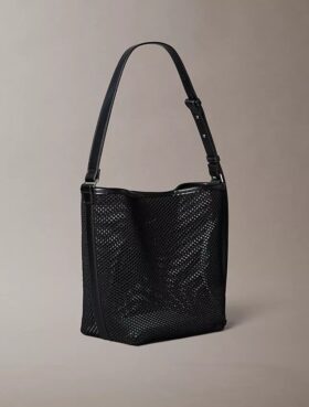 Bolso tipo cubo con emblema de malla