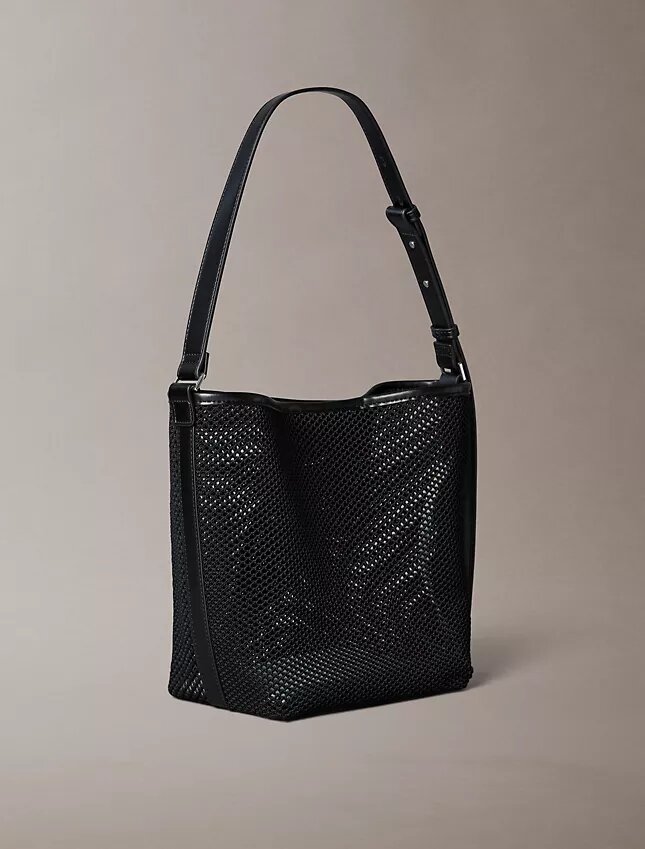Bolso tipo cubo con emblema de malla Bolso tipo cubo con emblema de malla