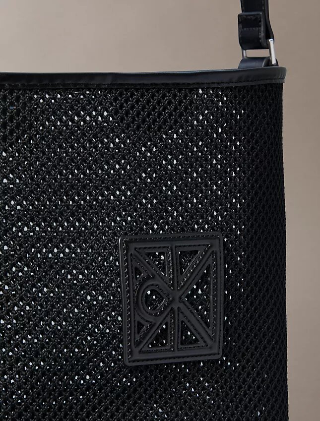 Bolso tipo cubo con emblema de malla Bolso tipo cubo con emblema de malla