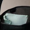 Bolso tipo cubo con emblema de malla Bolso tipo cubo con emblema de malla