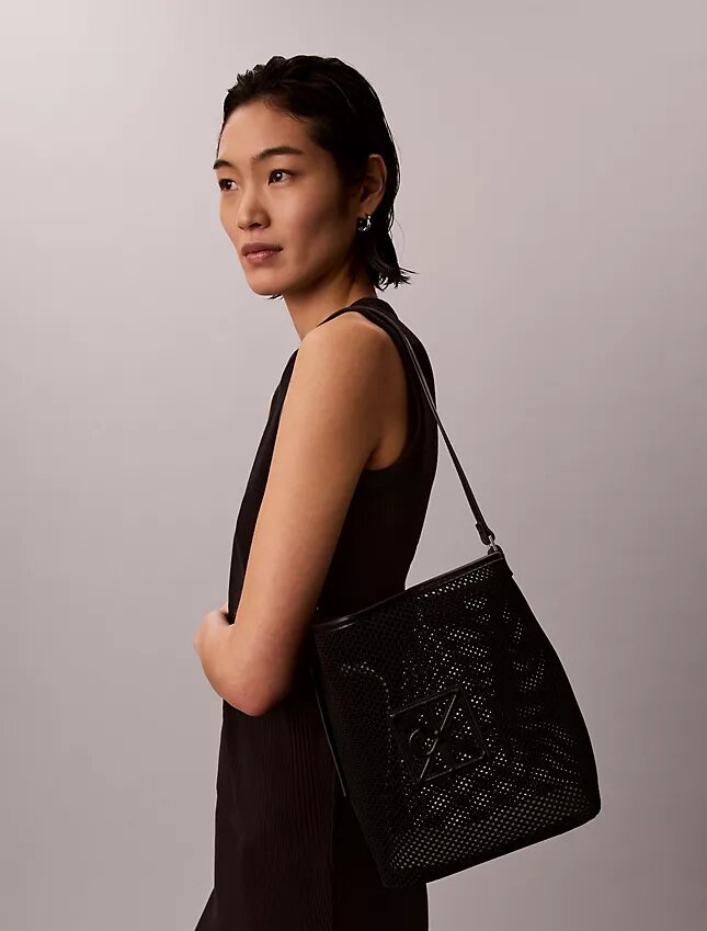 Bolso tipo cubo con emblema de malla Bolso tipo cubo con emblema de malla
