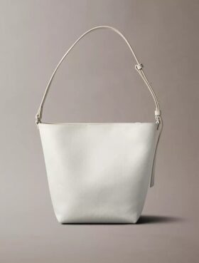 Bolso tipo cubo con logotipo estampado en toda la superficie y bolsita
