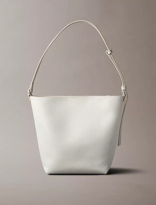Bolso tipo cubo con logotipo estampado en toda la superficie y bolsita Bolso tipo cubo con logotipo estampado en toda la superficie y bolsita