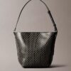 Bolso tipo cubo con logotipo estampado en toda la superficie y bolsita Bolso tipo cubo con logotipo estampado en toda la superficie y bolsita