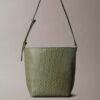 Bolso tipo cubo con logotipo estampado en toda la superficie y bolsita Bolso tipo cubo con logotipo estampado en toda la superficie y bolsita