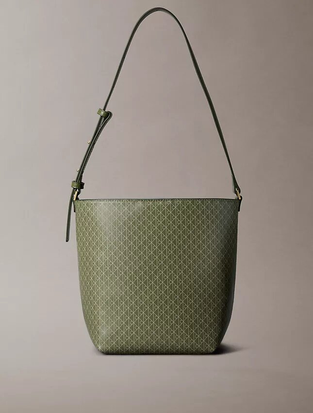 Bolso tipo cubo con logotipo estampado en toda la superficie y bolsita Bolso tipo cubo con logotipo estampado en toda la superficie y bolsita