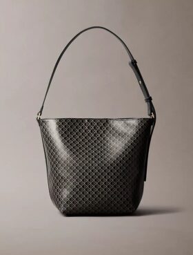 Bolso tipo cubo con logotipo estampado en toda la superficie y bolsita
